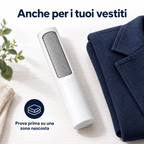 Spazzola levapeli bianca accanto a una giacca blu su una superficie chiara — scena illustrativa
