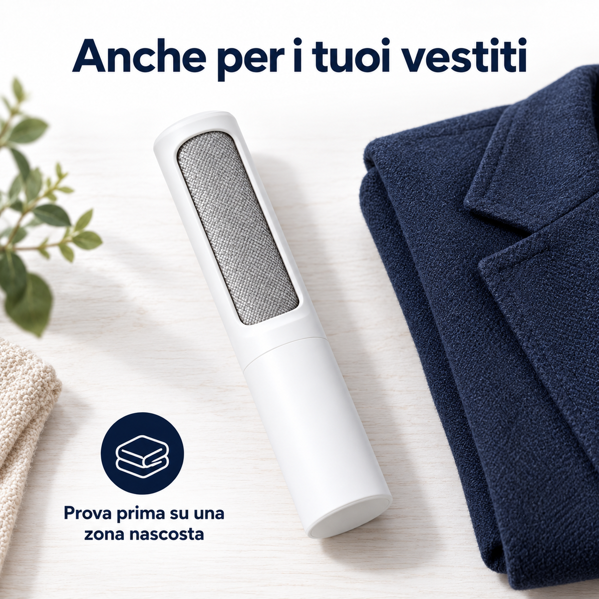 Spazzola levapeli bianca accanto a una giacca blu su una superficie chiara — scena illustrativa
