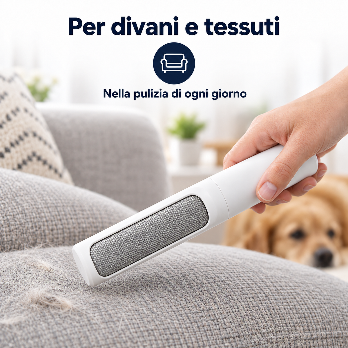 Spazzola levapeli bianca impugnata sopra un divano in tessuto grigio chiaro — scena illustrativa