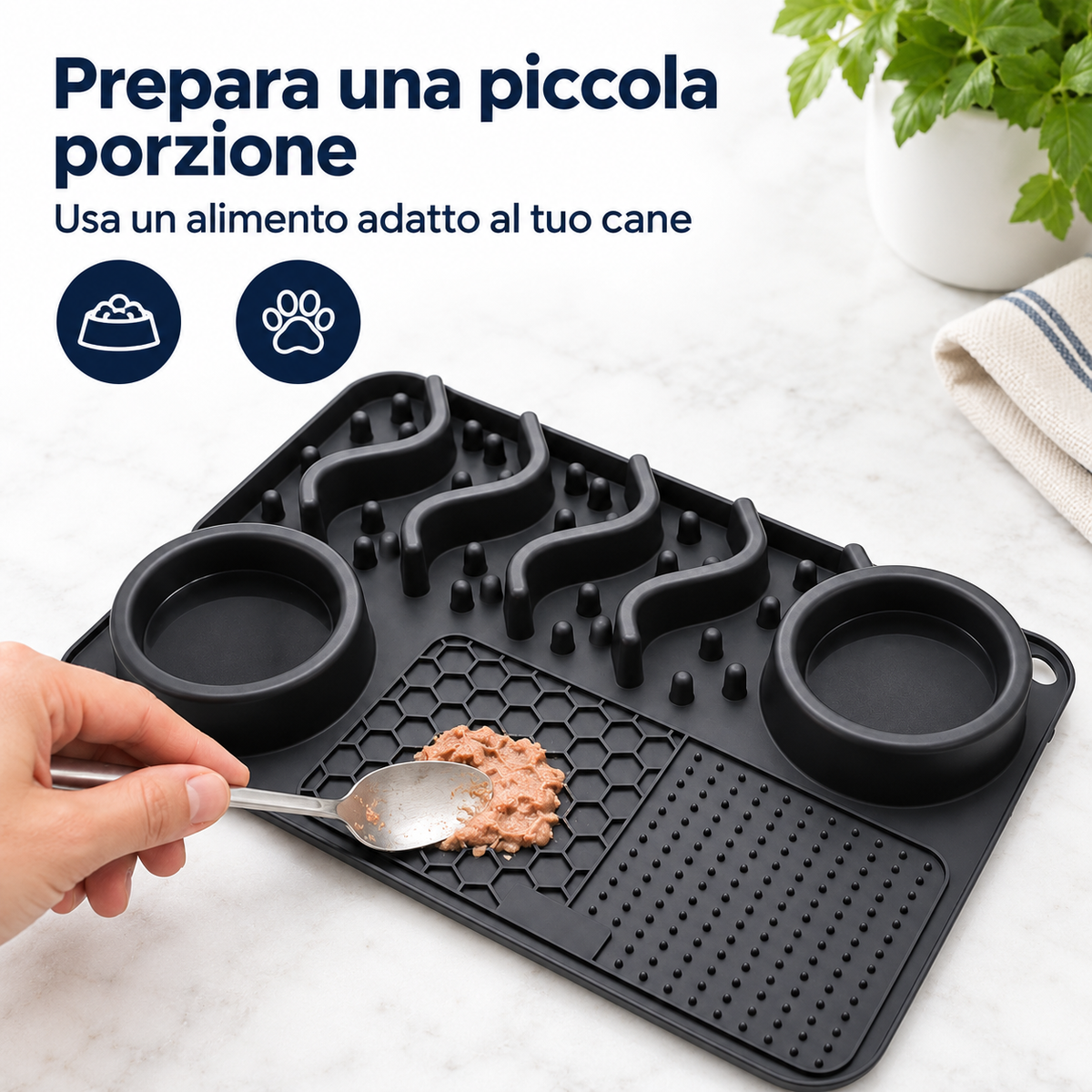 Preparazione di una piccola porzione di alimento umido sul tappetino nero con un cucchiaino — scena illustrativa; alimenti e utensili non inclusi